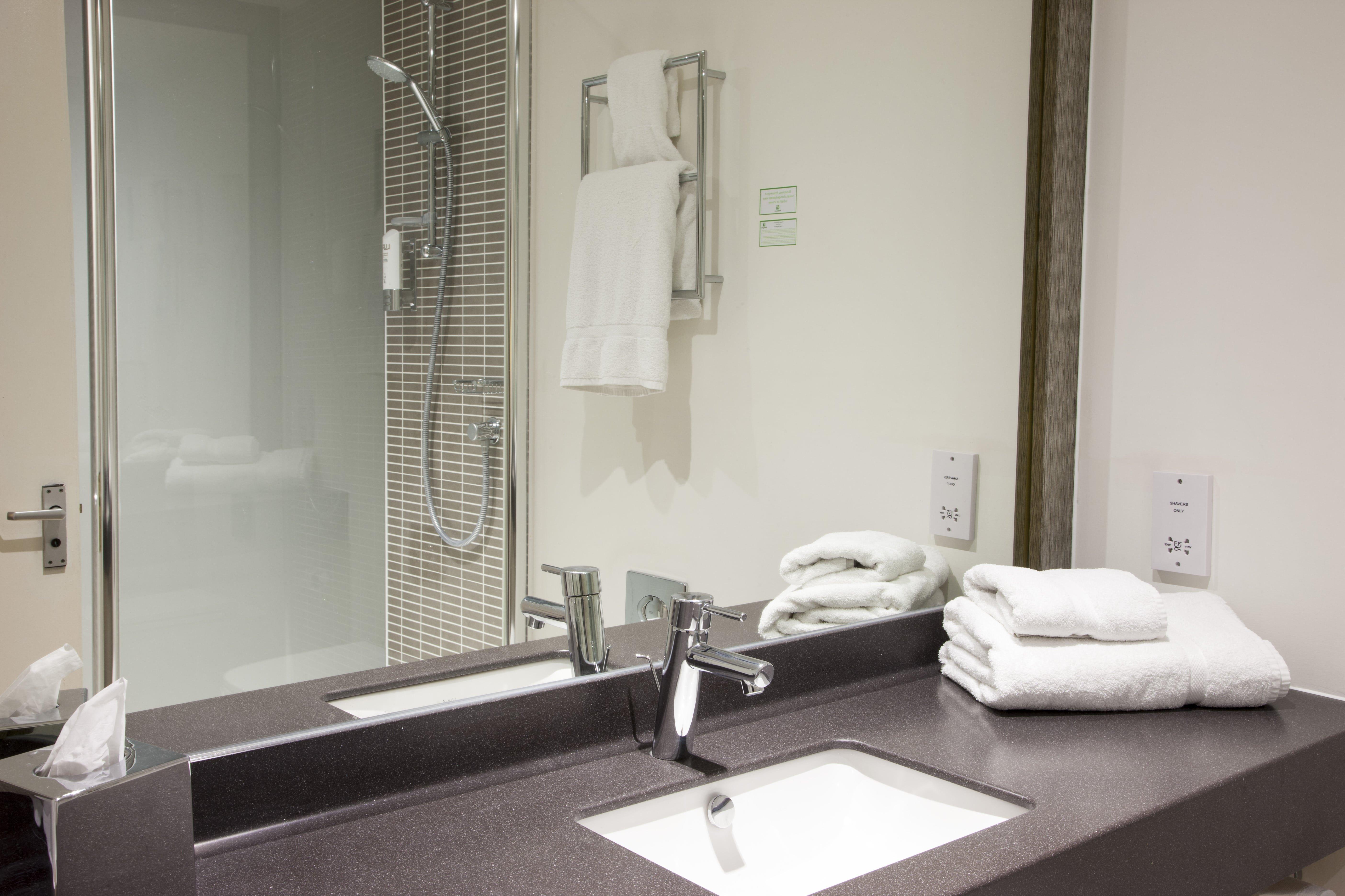 Holiday Inn Colchester By Ihg Ngoại thất bức ảnh