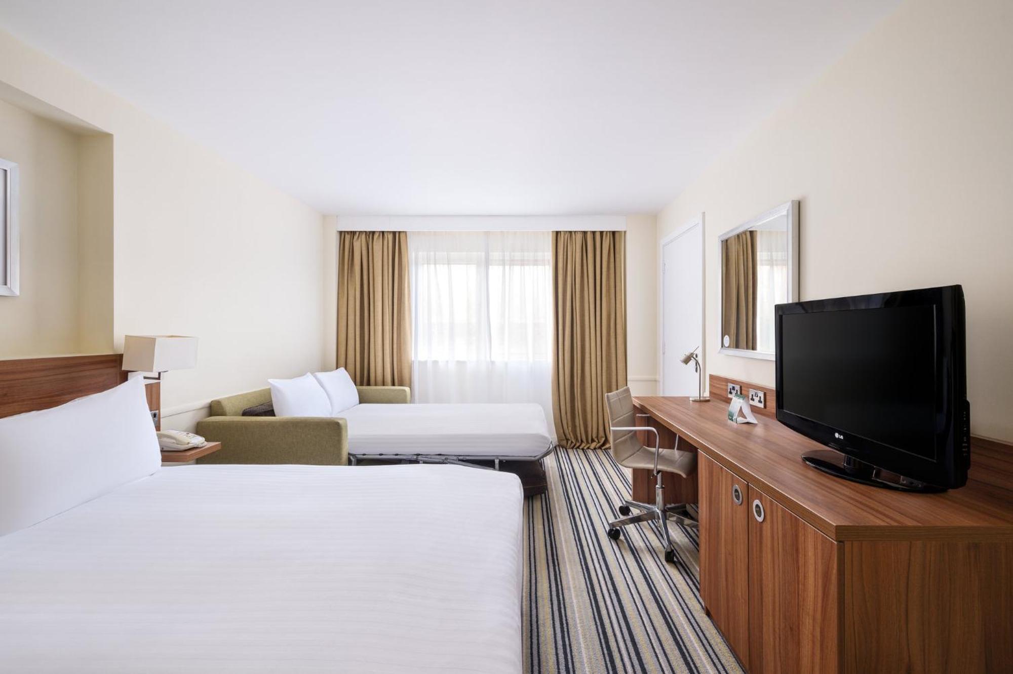 Holiday Inn Colchester By Ihg Ngoại thất bức ảnh